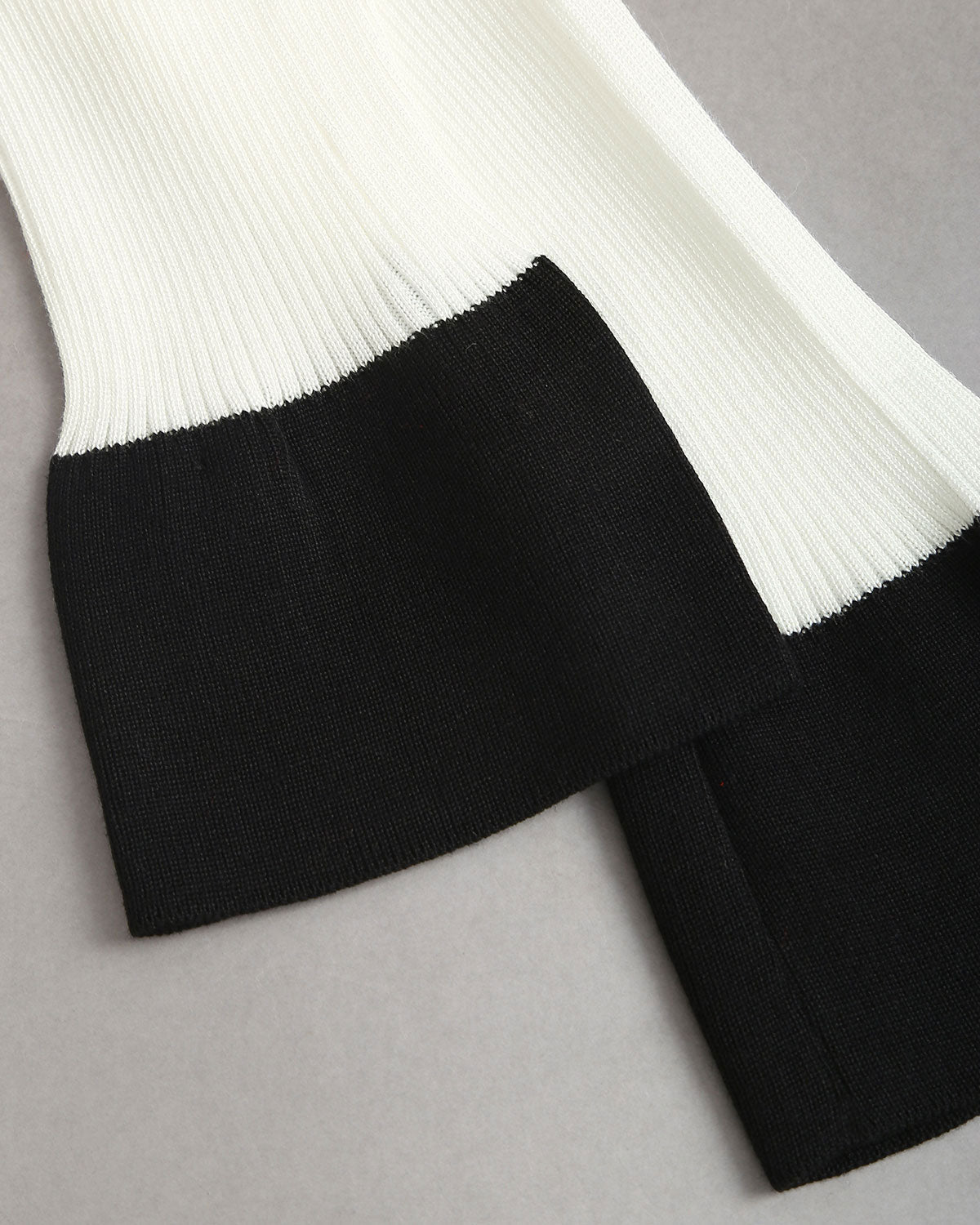 Beyaz Kontrast V Yaka Düğmeli Elbise