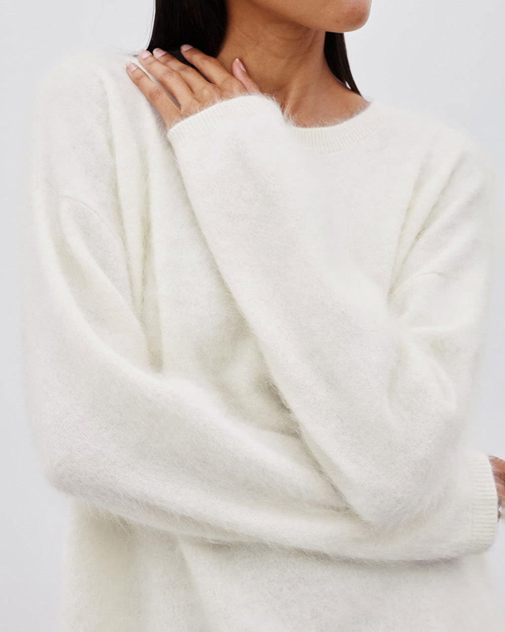 Beyaz Yuvarlak Yakalı Bol Kazak