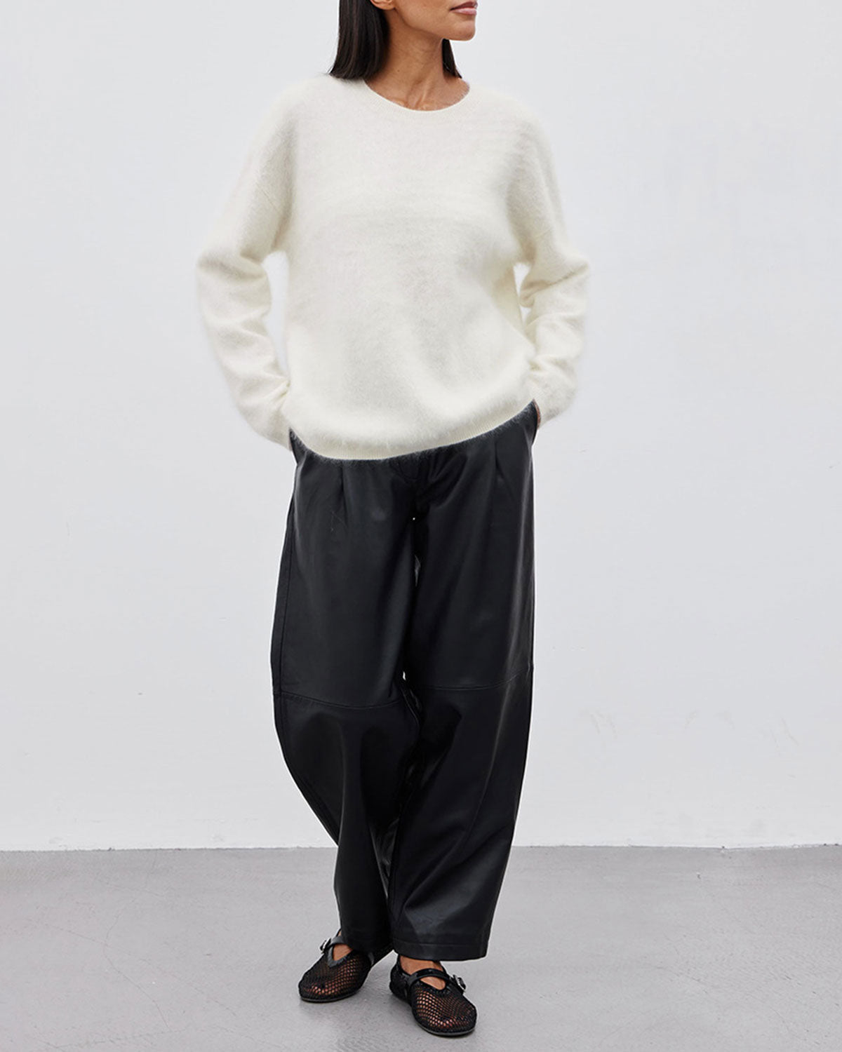 Beyaz Yuvarlak Yakalı Bol Kazak