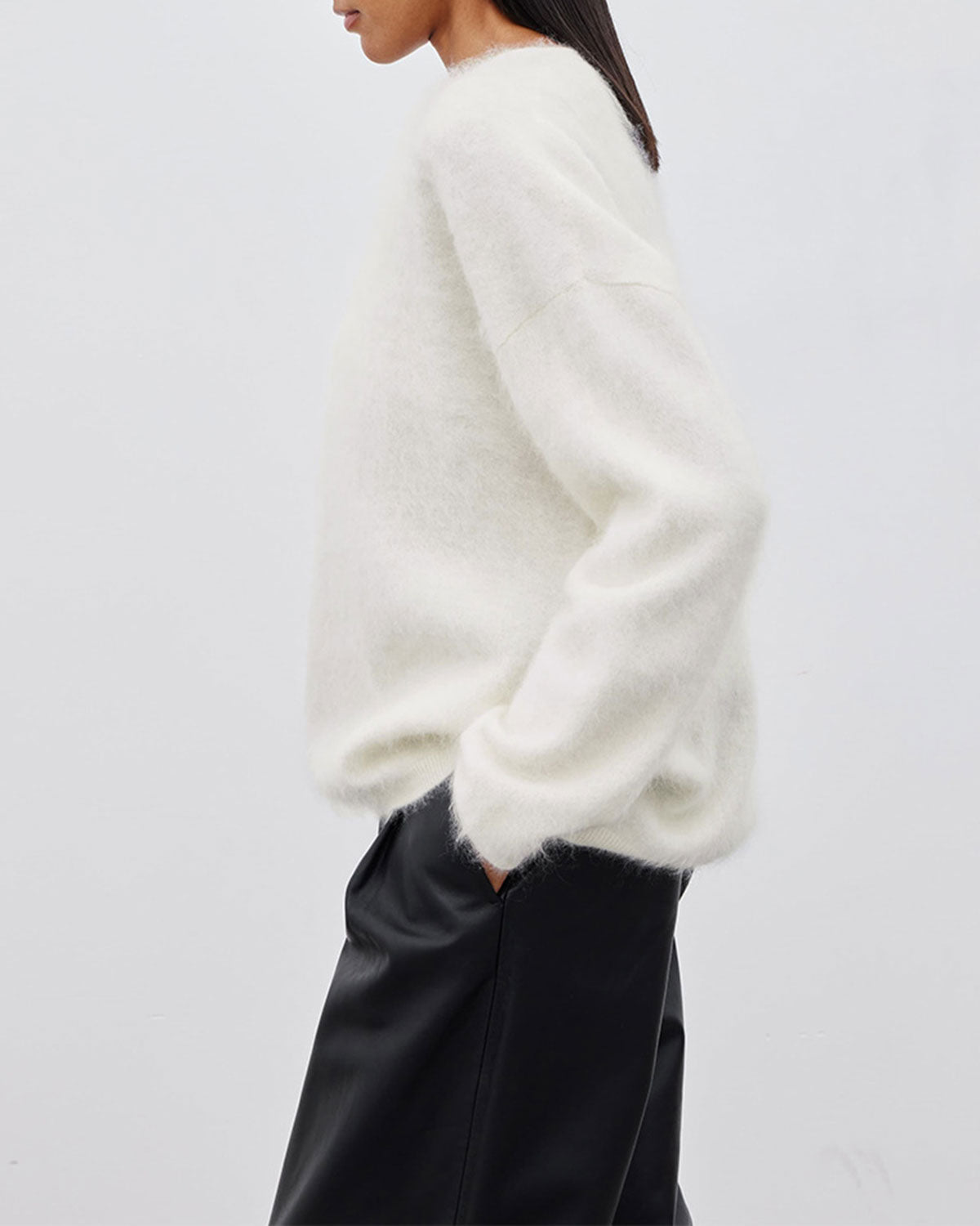 Beyaz Yuvarlak Yakalı Bol Kazak