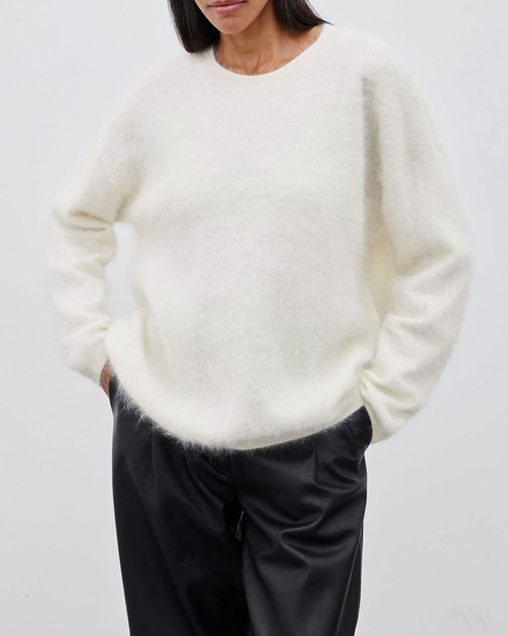 Beyaz Yuvarlak Yakalı Bol Kazak