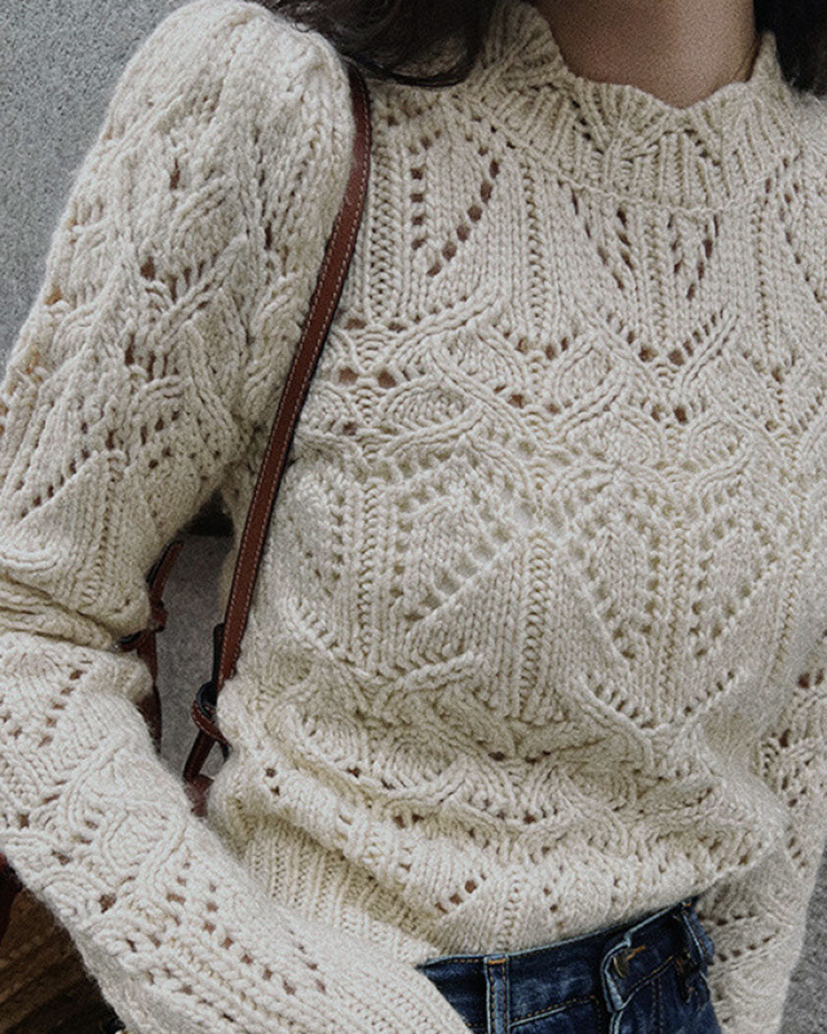 Beyaz Yuvarlak Yaka Kesimli Kazak