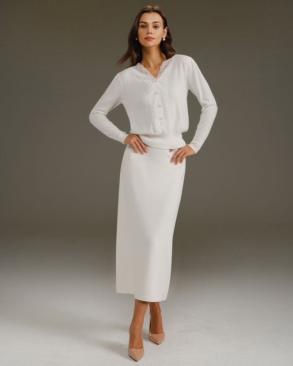 Beyaz V Yaka İnci Düğmeli Kazak