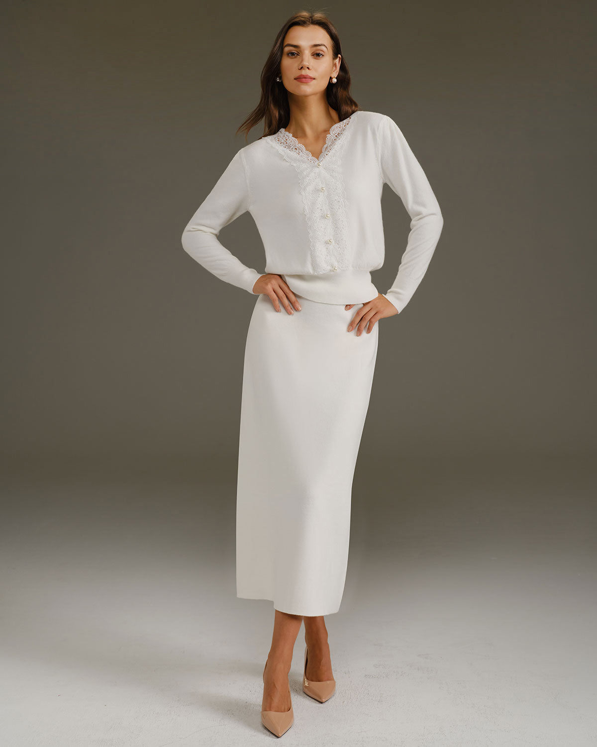 Beyaz V Yaka İnci Düğmeli Kazak