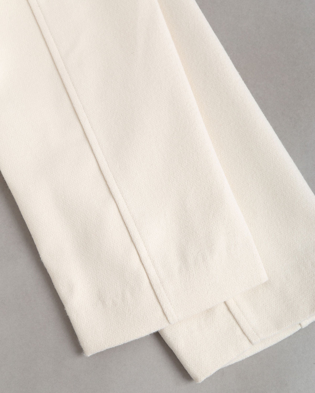 Beyaz V Yaka Düğümlü Ceket