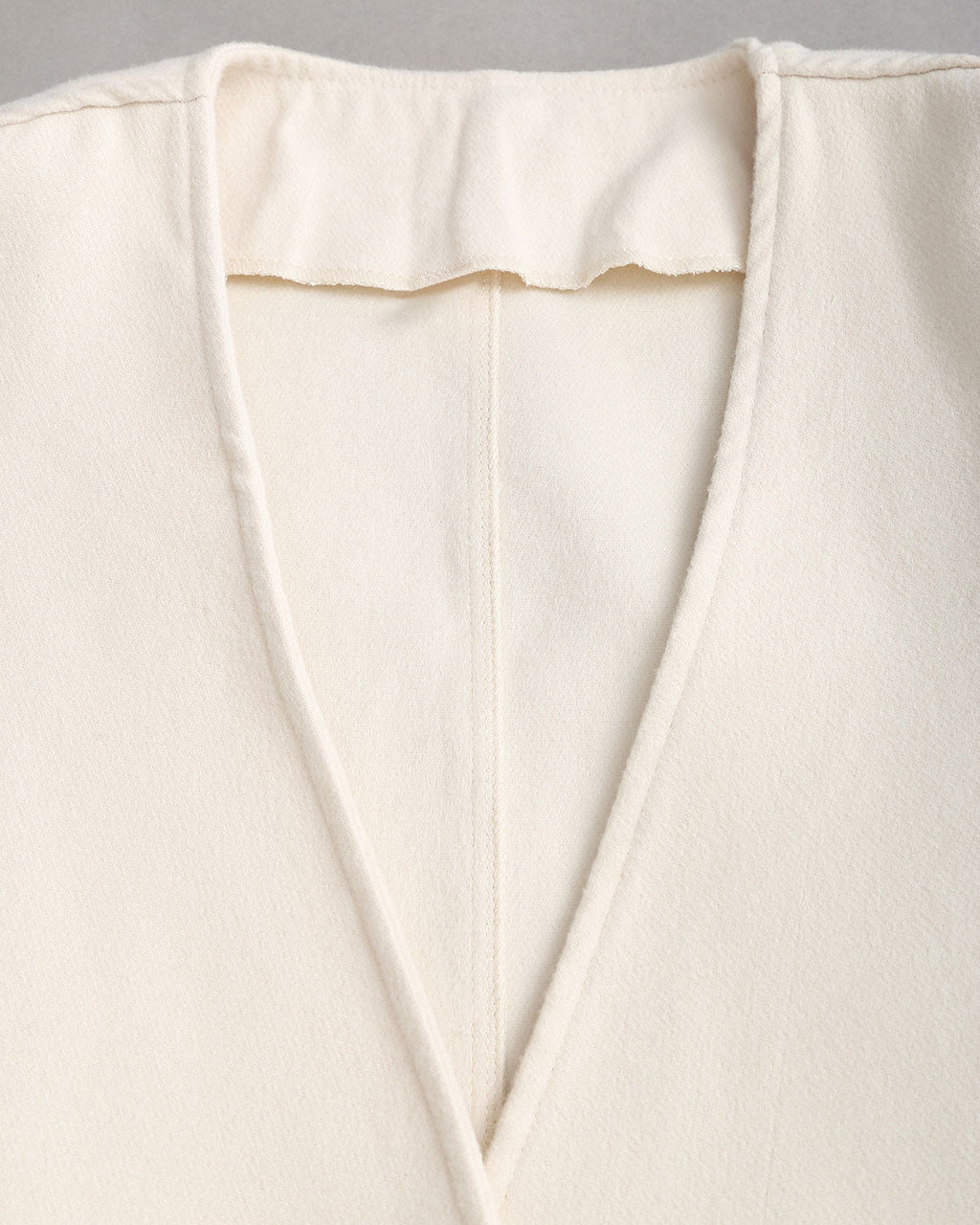 Beyaz V Yaka Düğümlü Ceket