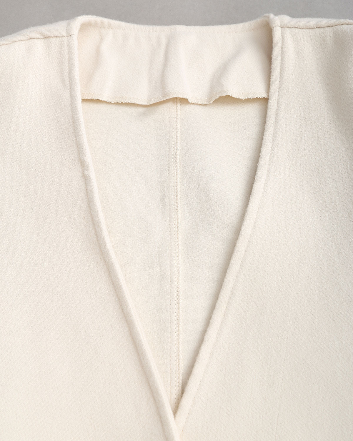 Beyaz V Yaka Düğümlü Ceket