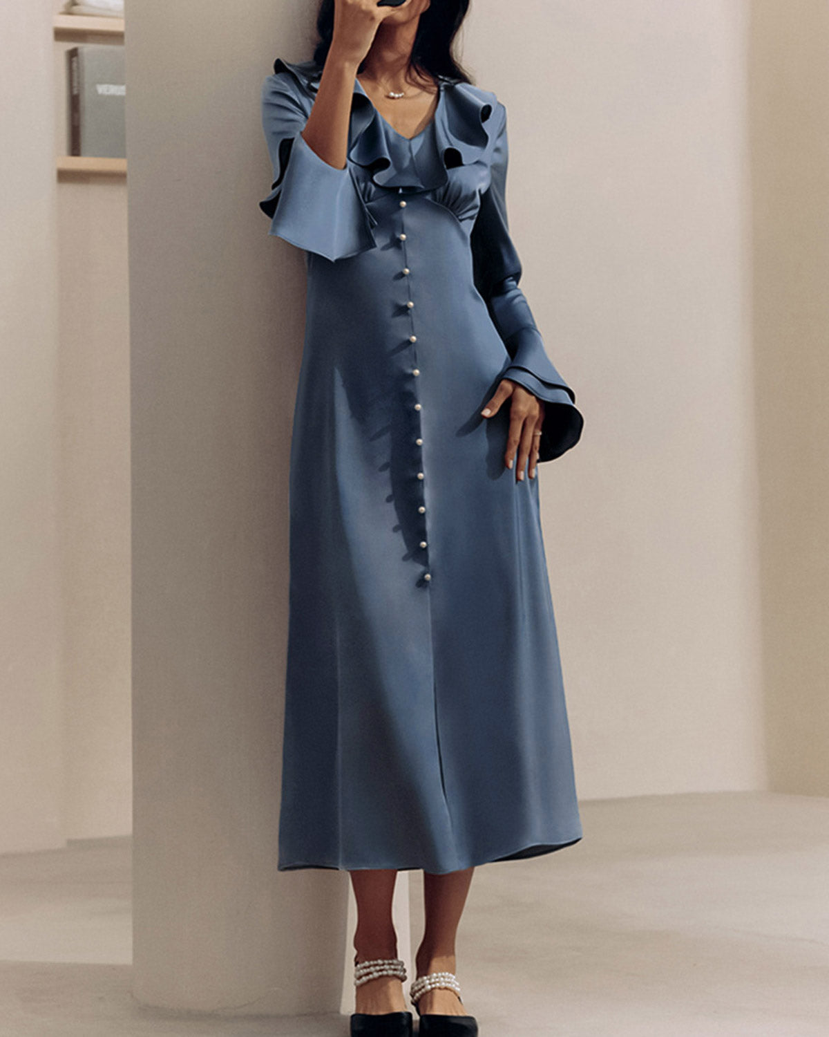 Mavi V Yaka Fırfırlı Saten Maxi Elbise