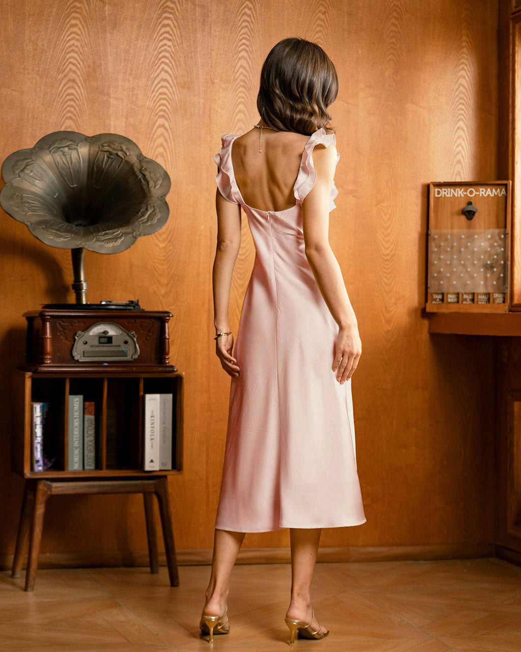 Pembe Kare Yaka Volanlı Saten Midi Elbise