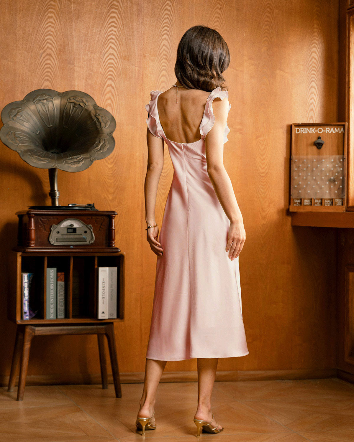 Pembe Kare Yaka Volanlı Saten Midi Elbise